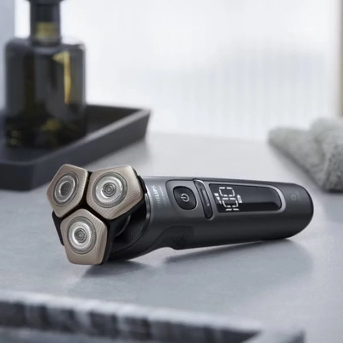Philips scheerapparaat 9000 Prestige SP9872/15 op een plank in de badkamer