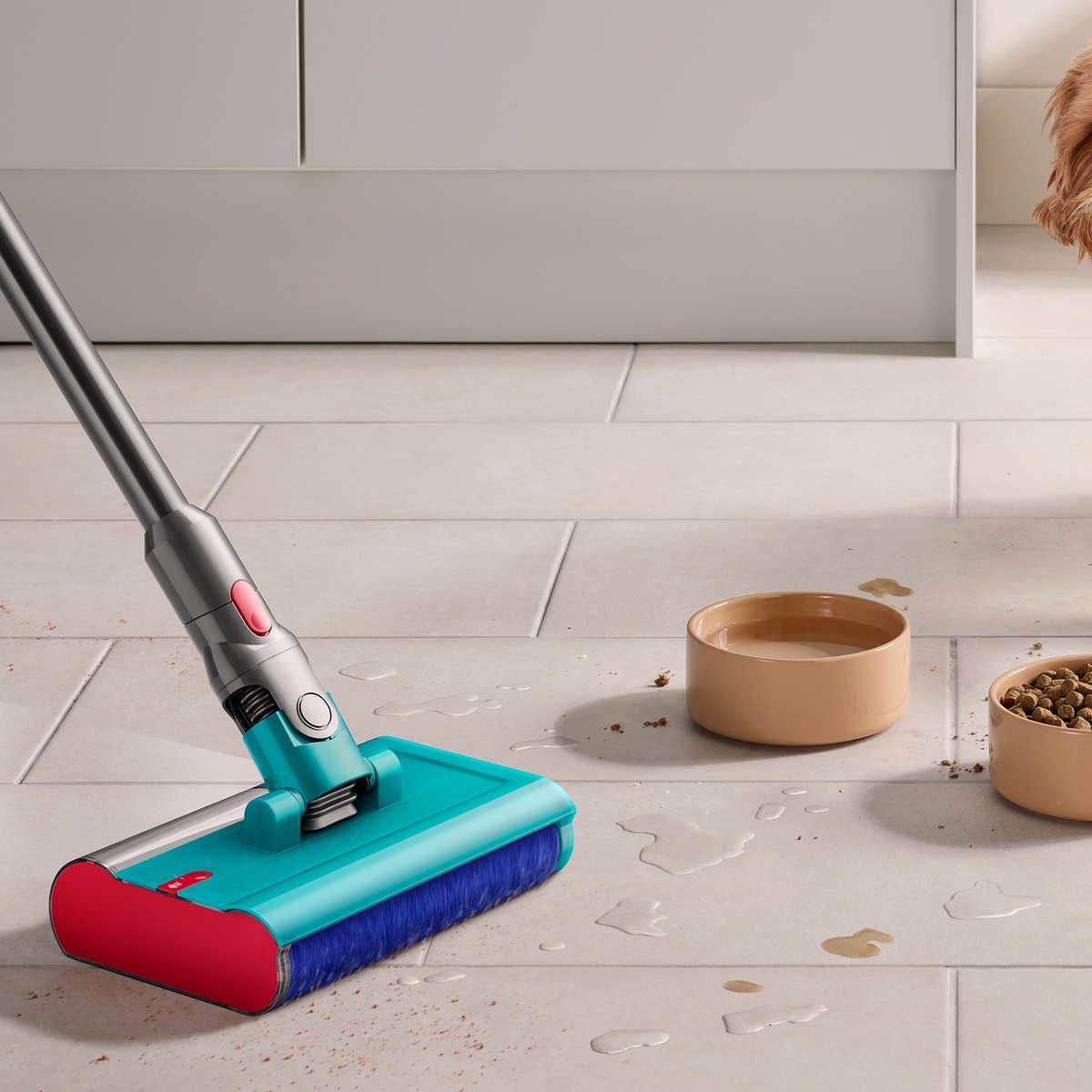 Dyson V15s Detect Submarine dweilt gemorst dierenvoer en water op een tegelvloer